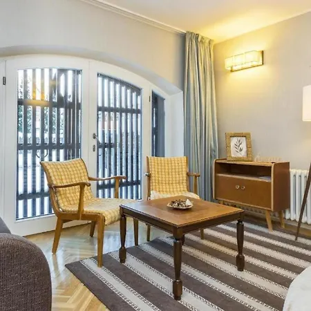 Ernesaks - Private Yard And Grill *