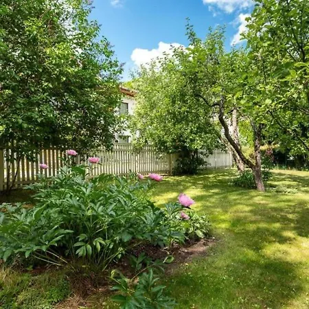 Ernesaks - Private Yard And Grill