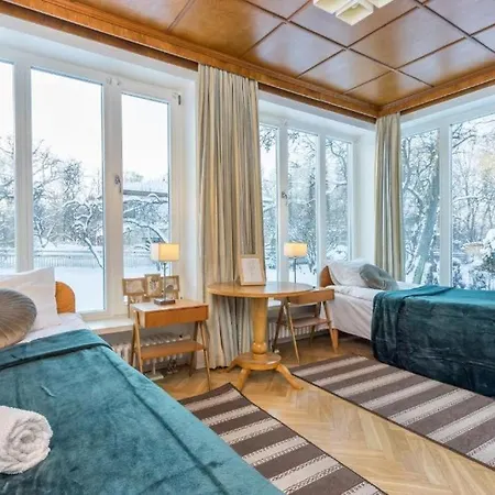 Ernesaks - Private Yard And Grill